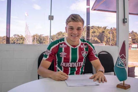 Fluminense contrata lateral-esquerdo com passagens pelas bases de Palmeiras e São Paulo