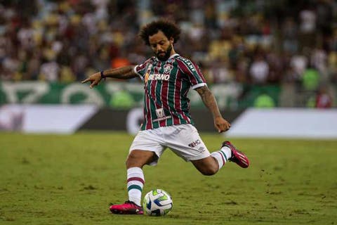 Veja a imagem: Marcelo, do Fluminense, sem querer, quebra a perna de rival