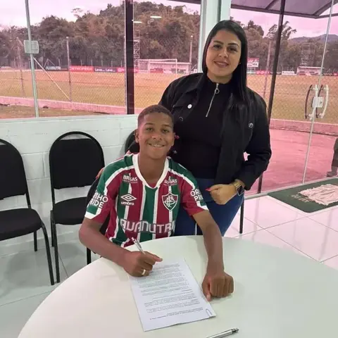 Volante/lateral-esquerdo assina primeiro contrato profissional com o Fluminense