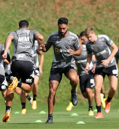 Perto de deixar o Atlético-MG, zagueiro é dúvida contra o Fluminense