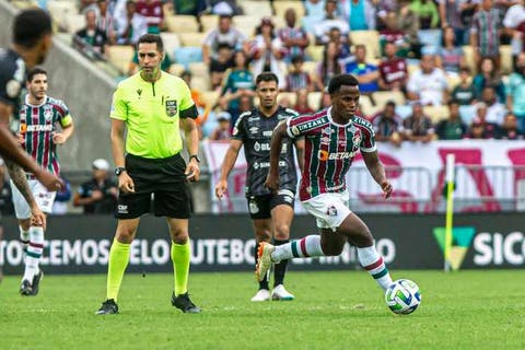 Diniz fala de erro na arbitragem após empate com o Goiás; Não foi  escanteio - Jogo24