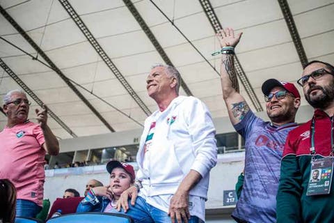 Após tocar na Flu Fest, guitarrista do Roupa Nova prestigia o Tricolor no Maracanã