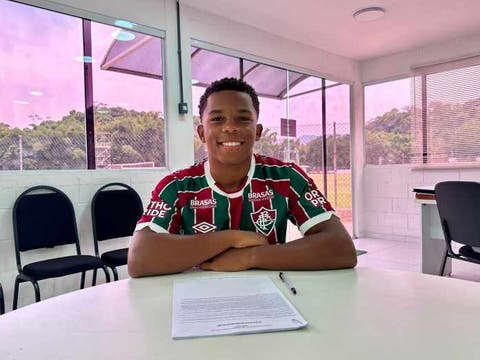 Fluminense anuncia renovação de contrato com atacante