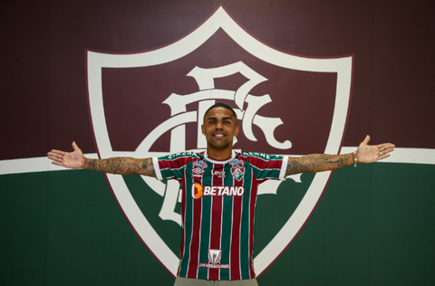 Definido o número que Douglas Costa usará no Fluminense