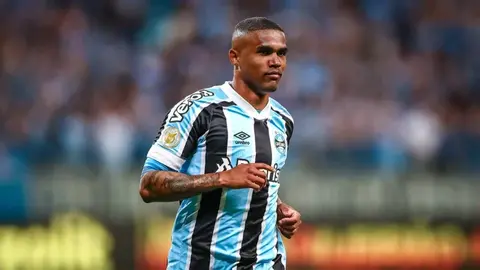 douglas-costa-em-campo-pelo-gremio-2021