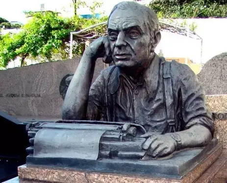 Busto de bronze de Nelson Rodrigues é roubado no Cemitério São João Batista