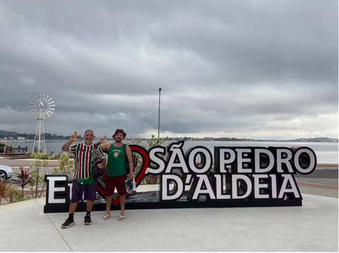 Por amor ao Fluminense, pai e filho cumprem promessa e andam mais de 100 km