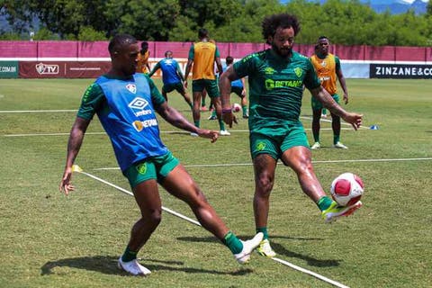 Ex-Fluminense, Douglas Costa comenta postagem do clube e faz elogio a Marcelo