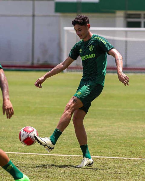 Diogo Barbosa avalia importância do clássico para pretensões do Fluminense