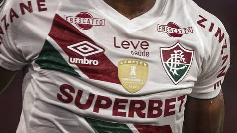 camisa branca patch libertadores patrocínio superbet