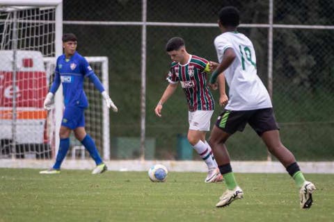 Autor de gol em vitória pela semi da Copa do Brasil sub-17, zagueiro combate acomodação