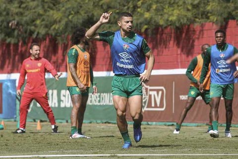 André vai ao CT e tem despedida emocionada dos companheiros de Fluminense