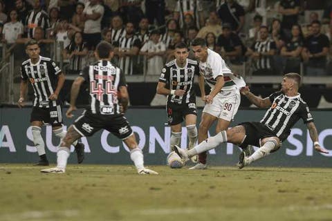 Veículo colombiano repercute lesão de Serna no Fluminense