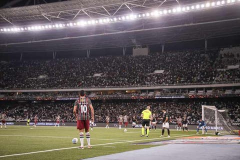 Jogadores do Fluminense relataram tentativa de Daronco em convencer o VAR sobre gol do Vasco