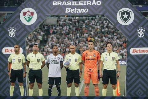 Comentarista de arbitragem da ESPN vê três erros gritantes em Fluminense x Botafogo