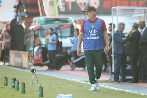 Falou que Fluminense e Atlético-GO cairiam abraçados? Em coletiva, Mano nega