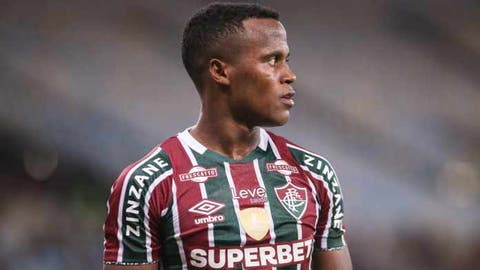 Jhon Arias com a camisa do Fluminense. No uniforme, há o patch da Libertadores de 2023, a logo-marca da Umbro e também o patrocino das marcas Leve, Superbet, Frescatto e Zinzane. O uniforme do Fluminense é listrado em verde, branco e grená. O escudo fica localizado no lado esquerdo do peito, com a sigla FFC em fonte gótica.