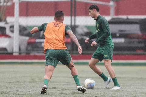 Vai renovar? TV noticia procura da diretoria do Fluminense para conversa com Diogo Barbosa