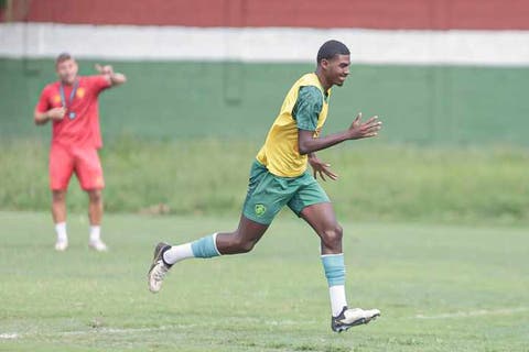 Após cumprir suspensão, volante celebra volta ao Fluminense na final do Brasileirão sub-17