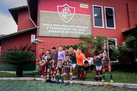 Pequenos tricolores fazem excursão no CT Vale das Laranjeiras e vivem dia de