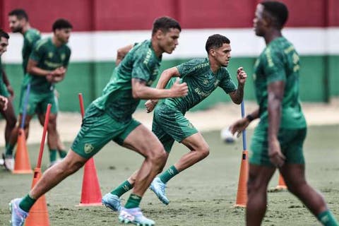 Torcedores do Fluminense protestam no CT Carlos Castilho