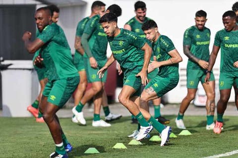 Fluminense entra em campo diante do Grêmio, no Maracanã