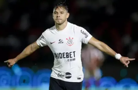 Com o Fluminense de olho, atacante tem renovação emperrada com o Corinthians, diz emissora